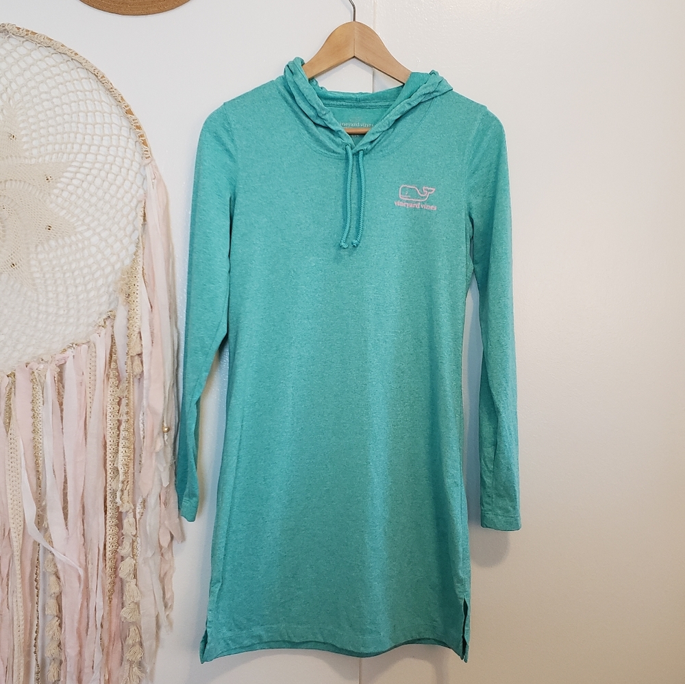 Vineyard vines hoodie with pink lettering sweater